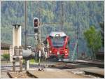 ABe 8/12 3501 erreicht nach passieren der italienisch/schweizerischen Grenze die Station Campocologno.
