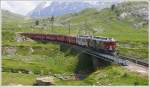 R1656 mit ABe 4/4 III 52  Brusio  und 51  Poschiavo  kurz vor der Station Bernina Lagalb. Im Hintergrund neben der Passstrasse erkennt man die Arlas Galerie der RhB. (14.07.2010)