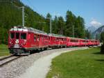 Zwei Triebwagen ziehen den vollbesetzten R nach Tirano in den Bahnhof Morteratsch.