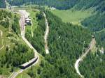 Gleich auf 4 verschiedenen Ebenen sieht man die Bernina-Bahn bei der Station Alp Grm.