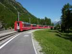 Ein Bernina Express verlsst am 3.7.2010 den Bahnhof Morteratsch in Richtung St. Moritz.