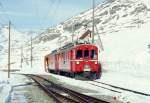 RhB SCHNEERUMZUG 3417 fr GRAUBNDEN TOURS von Pontresina nach Ospizio Bernina am 21.02.1998 in Ospizio Bernina mit den Oldtimer-Triebwagen ABe 4/4I 31 - ABe 4/4I 34 - X 9132 im Stumpengleis abgestellt
