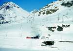 RhB DAMPFSCHNEESCHLEUDERZUG 4417 fr GRAUBNDEN TOURS von Lago Bianko km 21.000 nach Ospizio Bernina am 08.02.1997 am Lago Bianco beim Schleudern mit Xrot d 9213 - ABe 4/4II 48
