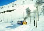 RhB DAMPFSCHNEESCHLEUDERZUG 4421 fr GRAUBNDEN TOURS am 08.02.1997 von Ospizio Bernina nach Lago Bianco km 25,000 am Lago Bianco mit Xrot d 9213 - ABe 4/4II 48. Hinweis: beim Schleudern!
