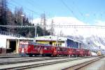 RhB Regionalzug 423 von St.Moritz nach Alp Grm am 10.03.1998 Einfahrt Pontresina mit Triebwagen ABe 4/4II 43 - B 2308 - B 2451 - B 2313 - B 2452.
