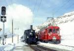 RhB DAMPFEXTRAZUG 3423 fr GRAUBNDEN TOURS von Ospizio Bernina nach Lago Bianco km 24,000 am 21.02.1998 Einfahrt Ospizio Bernina Gleis 1 mit Dampflok G 3/4 1 - B 2060 - D 4052I - A 1102 - Xk 9398 neben Fotobegleitzug 3425 mit ABe 4/4I 31 - ABe 4/4I 34
