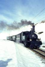 RhB DAMPFEXTRAZUG 3423 fr GRAUBNDEN TOURS von Ospizio Bernina nach Lago Bianco km 24,000 am 21.02.1998 kurz nach Brcke am See mit Dampflok G 3/4 1 - B 2060 - D 4052I - A 1102 - Xk 9398.
