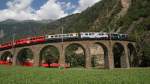 ABe 4/4 52  Brusio  (100 Jahre Berninalinie) und ABe 4/4 51  Poschiavo  (Unesco Welterbe) ziehen am 09.08.2010 den R 1656 ber das Kreisviadukt Brusio. An dritter Stelle der Salonwagen As 1141 einer Reisegruppe und an vierter Stelle der BD 2477.