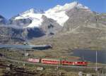 RhB REGIONALZUG 434 von Campocologno nach St.Moritz am 29.08.1993 zwischen Lago Bianco und Lago Nero mit Triebwagen ABe 4/4III 55 - B - DZ. Hinweis: Frheste Mglichkeit einer Sonnenaufnahme mit Blick auf Cambrenagletscher.
