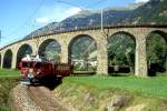 RhB GmP 4435 von St.Moritz nach Tirano am 28.08.1995 bei Brusio Ausfahrt Kreisviadukt mit Triebwagen ABe 4/4III 53 - B 2459 - Xak 9314 - Uah 8141 - Uah 8139.
