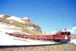 RhB REGIONALZUG 441 von St.Moritz nach Tirano am 09.03.1998 Ausfahrt Alp Grm mit Triebwagen ABe 4/4IIi 56 - DZ 4035 - B 2310 - B 2455 - B 2497 - Kkp 7348. Hinweis: Zug in der 70-Promillegeflle-Kehre mit 50m Radius. 
