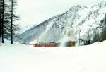RhB DAMPFSCHNEESCHLEUDER-Extrazug fr GRAUBNDEN TOURS 4448 von Cavaglia nach Alp Grm am 01.03.1997 bei La Dota mit Dampfschneeschleuder X rot d 9213 - Triebwagen ABe 4/4II 48.