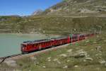 ABe 4/4 II 45 und ABe 4/4 II 43 ziehen am 1.9.10 den Bernina-Express 973 dem Lago Bianco entlang Richtung Ospizio Bernina.