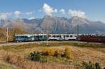 Bernina-Express mit ABe 4/4 III Nr. 51 + 52 in der Kurve kurz vor Einfahrt in den Bahnhof. Das 100 Jahre Jubilum ist bald vorbei, sodass fr Nr. 52 ein neues Werbekleid fllig wird. Dafr verbleibt das UNESCO-Werbekleid bei Nr. 51. Alp Grm, 15. Okt. 2010, 15:26 