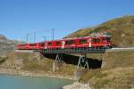 ABe 8/12 3501 rollt am 7.10.10 von Ospizio Bernina dem Lago Bianco entlang Richtung Alp Grm.