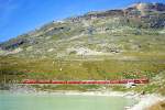RhB REGIONALZUG 441 von St.Moritz nach Tirano am 26.08.2000 am Lago Bianko kurz vor Ospizio Bernina mit Triebwagen ABe 4/4II 45 - ABe 4/4III 56 - DZ - 6x B.