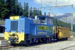 RhB SCHIENENSCHLEIFZUG am 01.09.1993 in Pontresina mit Traktor Tm 2/2 1 - Schienenschleifwagen der Firma BENKLER. Hinweis: Traktor hat inzwischen genderte Lackierung
