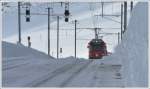 R1629 mit Allegra 3510 fhrt in Ospizio Bernina ein. (22.02.2011)