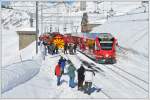 R1621 mit einem Allegra bahnt sich einen Weg durch die Schaulustigen in Ospizio Bernina.