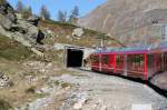 Regio nach St.Moritz in rauher Umgebung am Berninapass.Bald gibt es die Welterbestrecke der RhB Albula/Bernina auch bei Google Street View.