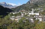 Brusio im Valposchiavo mit talwrts fahrenden Regionalzug nach Tirano/It.13.10.11