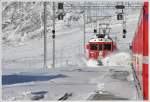 BerninaExpress 1625 mit ABe 4/4 III 55  Diavolezza  und 51  Poschiavo  pflgt sich durch den Triebschnee in Ospizio Bernina.