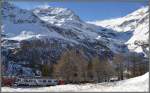 Ein paar Bilder von der Alp Grm. BerninaExpress R1625 mit ABe 4/4 III 55  Diavolezza  und 51  Poschiavo . Blick hoch zum Palgletscher. Auch dieser Gletscher schrumpft bedenklich, ist aber immer noch ein Blickfang von der Terrasse des Bahnhofbuffets. (08.12.2011)