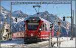 R1644 mit einem Allegra erreicht die Alp Grm. (08.12.2011)