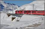 ber die Brcke am See erreicht R1644 Ospizio Bernina. (08.12.2011)