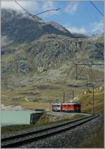 Zwei RhB ABe 4/4 Triebwagen mit ein Bernina-Express beim Lago Bianco kurz vor Ospizio Bernina am 10.