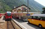 Zugkreuzung und Rendezvouz mit Postauto im Bahnhof Brusio. (Aufnahme 10.07.2010) 