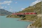 Ein von einem  Allegra  gefhrter Regionalzug beim Lago Bianco.