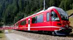 Allegra 3505 mit Bernina-Express schlngelt sich fast wie ein Lindwurm entlang am Lago di Poschiavo zwischen Miralago und Le Prese.