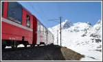 Fr Fotografen lassen sich in den Panowagen wenigstens die kleinen Fenster im Durchgang ffnen. Bp 2504 des BEX 951 bei Ospizio Bernina. (15.05.2012)