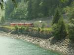 Lokalzug Richtung Poschiavo zwischen Miralago und Le Prese am  09.06.06