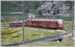 Es geht Schlag auf Schlag. Hinter dem Extrazug folgt der BerninaExpress 951 mit ABe 8/12 3503  Carlo Janka . Schn zu sehen ist auf dieser und der nchsten Aufnahme wie perfekt die Linienfhrung der Berninabahn dem Gelnde angepasst wurde, womit viele Kurven und Gefllsbrche verbunden sind. (21.06.2012)