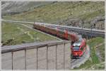 Bernina Express 973 mit ABe 8/12 3506 fhrt in die Arlasgalerie ein. (21.06.2012)