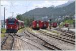 ABe 8/12 3501 hat knapp Platz im Ausziehgleis der Berninabahn im Bahnhof St.Moritz.