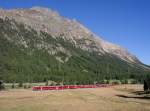 Von Tirano kommend ist R 1664 zwischen den Bahnhfen Morteratsch und Surovas am 17.08.2012 auf der Fahrt nach St.