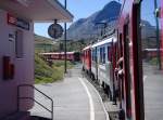 Wre die Motivauswahl wenige Sekunden frher fertig gewesen, die Zugfront des in die Station Bernina-Lagalb einfahrenden R 1636 wre vollstndig in der Scheibe des wartenden, von St. Moritz nach Tirano fahrenden R 1621 sichtbar gewesen (18.08.2012).