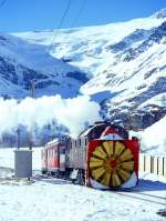 RhB Dampfschneeschleuder-Extrazug fr GRAUBNDEN TOURS 9448 von Alp Grm nach Ospizio Bernina am 31.01.1998 bei Mot zwische Alp Grm und Ospizio Bernina mit Dampfschneeschleuder X d rot 9213 -