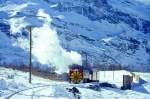 RhB Dampfschneeschleuder-Extrazug fr GRAUBNDEN TOURS 9448 von Alp Grm nach Ospizio Bernina am 31.01.1998 bei Mot zwische Alp Grm und Ospizio Bernina mit Dampfschneeschleuder X d rot 9213 -