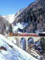 RhB Dampfschneeschleuder-Extrazug fr GRAUBNDEN TOURS 9448 von Cavaglia nach Alp Grm am 28.02.1998 auf Val Pila-Viadukt zwischen Cavaglia und Alp Grm mit Dampfschneeschleuder X d rot 9213 -