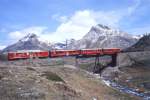 RhB Regionalzug 450 von Tirano nach St.Moritz am 04.06.1992 auf oberer Berninabachbrcke mit Triebwagen ABe 4/4 II 48 - ABe 4/4III 51 - 2x B - 3x Kk 73xx. Hinweis: gescanntes Dia
