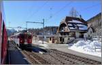 In Cavaglia kreuzen sich R 1617 nach Tirano und R 1636 mit ABe 4/4 III 51  Poschiavo  und 53  Tirano  in Gegenrichtung. (15.04.2013)