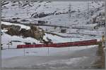 Berninaexpress 953 hat in Bernina Lagalb den R1640 gekreuzt und kommt jetzt zur Alp Bondo.