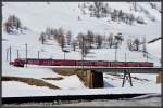 BerninaExpress 953 mit ABe 8/12 3509 bei der oberen Berninabachbrcke auf dem Weg nach Tirano. (18.04.2013)