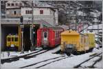 R1644 nimmt die Steigung nach Ospizio Bernina in Angriff und TW 23201 ruht sich aus in Poschiavo.