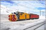 Xrot95403 und Gem 4/4 802 während einer Kaffeepause in Ospizio Bernina. (21.02.2014)