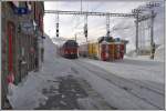 R1632 mit Allegra 3507 erreicht Ospizio Bernina und Gem 4/4 802 wartet mit der Schleuder Xrot 95404. (22.02.2014)